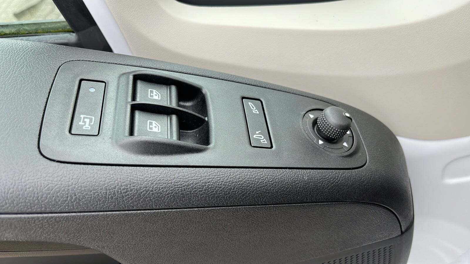 Hvid Opel Movano fra 2023