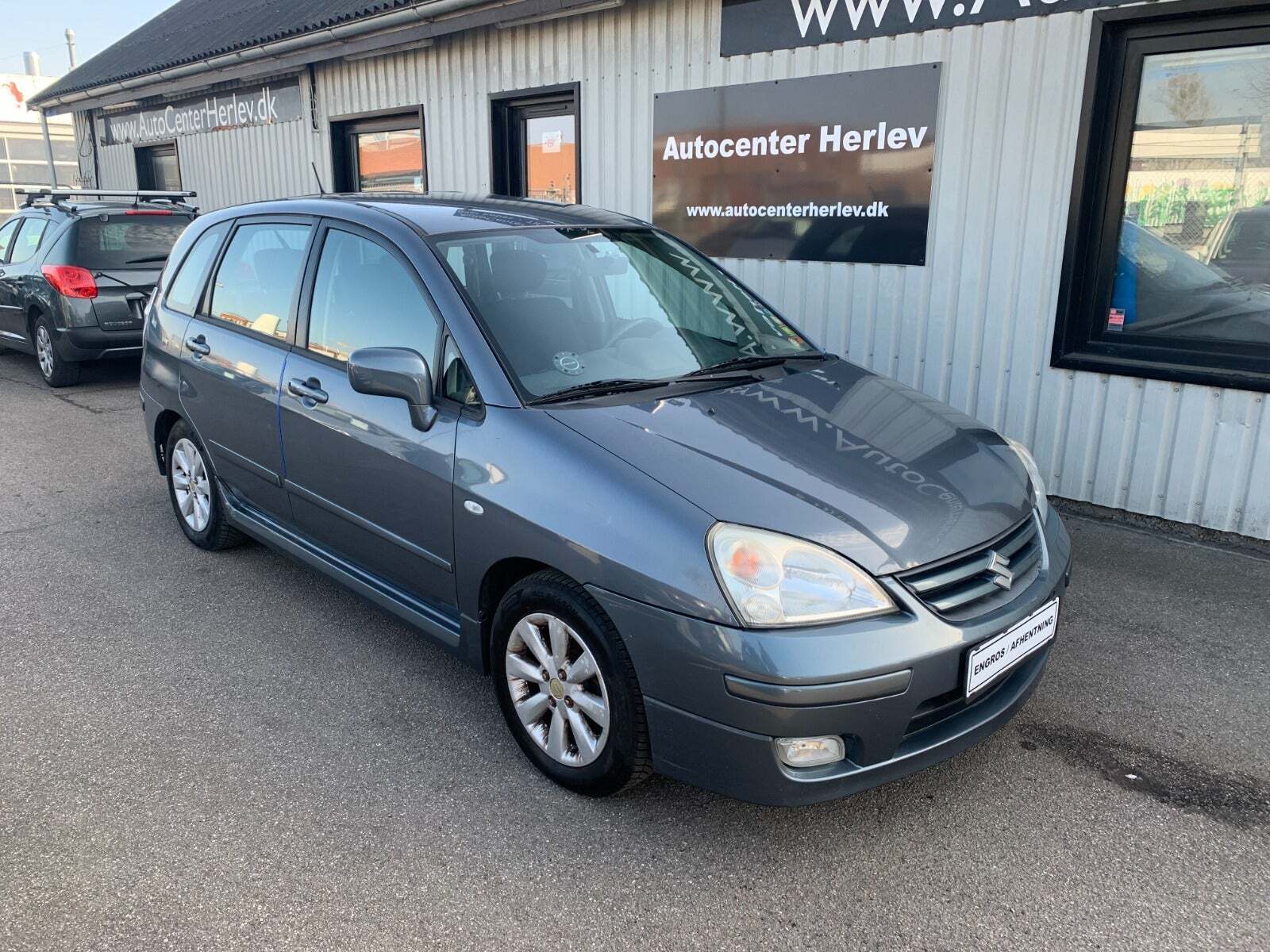 Blå Suzuki Liana fra 2006