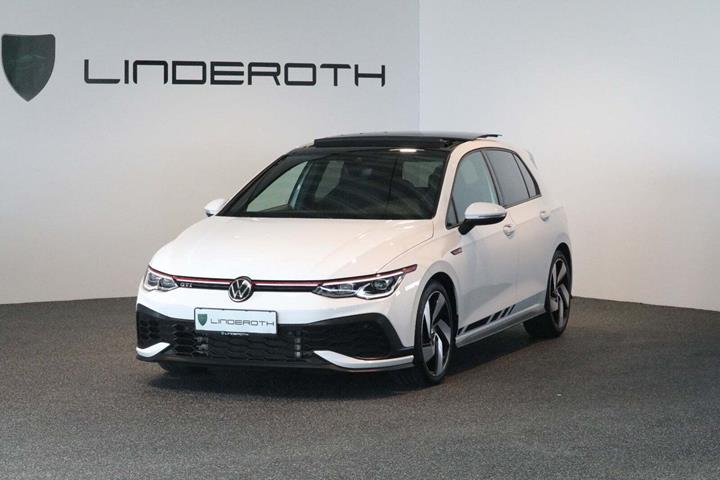 Hvid VW Golf VIII fra 2022 set udefra