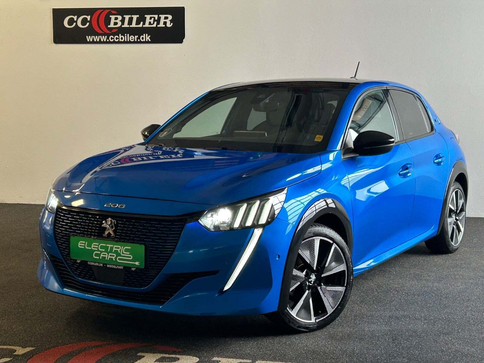 Blå Peugeot e-208 fra 2021