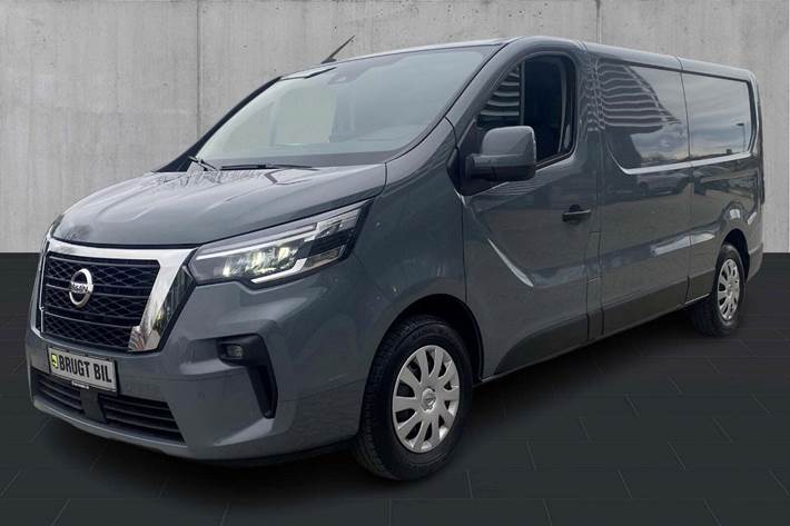 Grå Nissan Primastar fra 2023