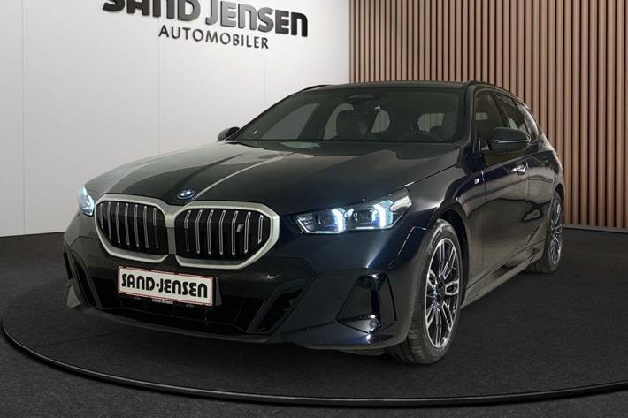 Sort BMW i5 fra 2025 set udefra