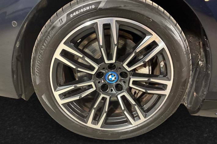 Sort BMW i5 fra 2025