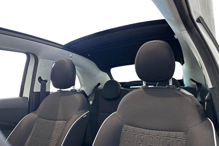 Hvid Fiat 500e fra 2023