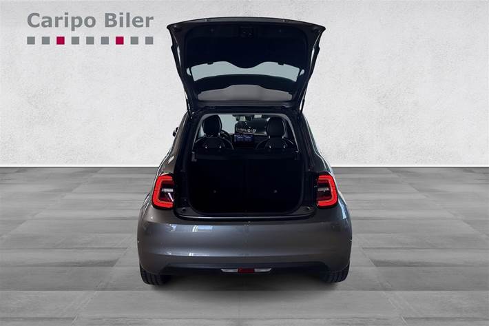 Grå Fiat 500e fra 2023