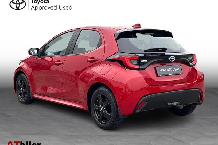 Rød Toyota Yaris fra 2022