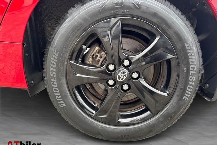 Rød Toyota Yaris fra 2022