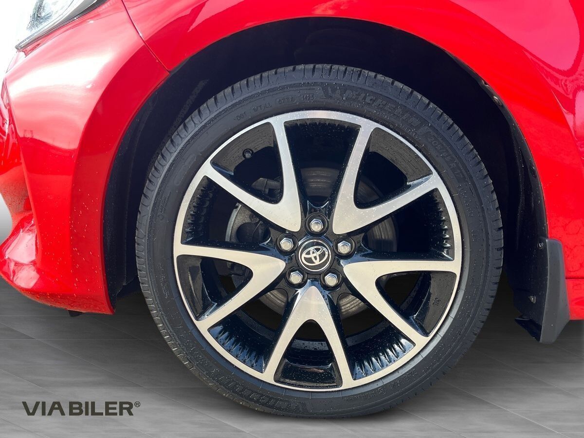 Rød Toyota Yaris fra 2021