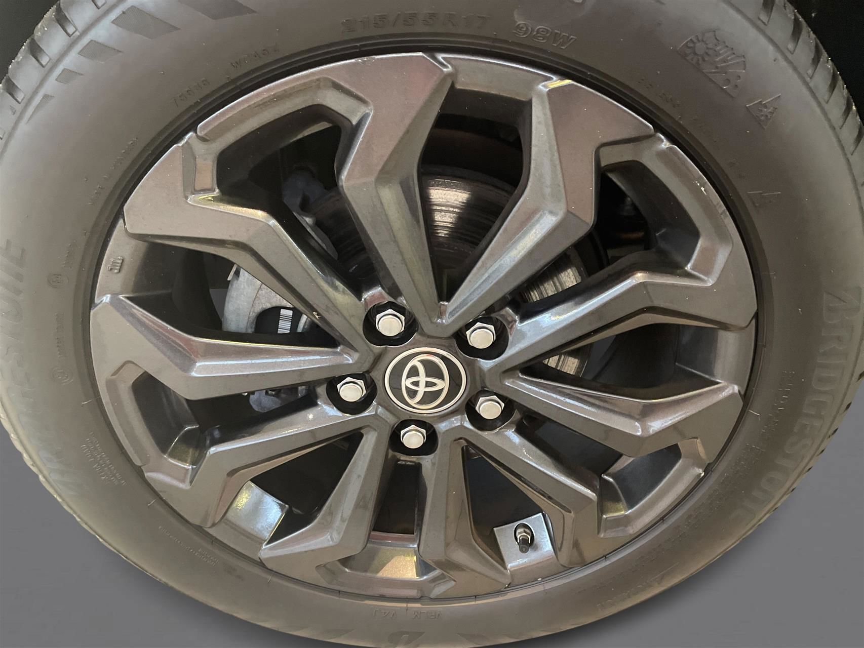 Sølv Toyota Yaris Cross fra 2022