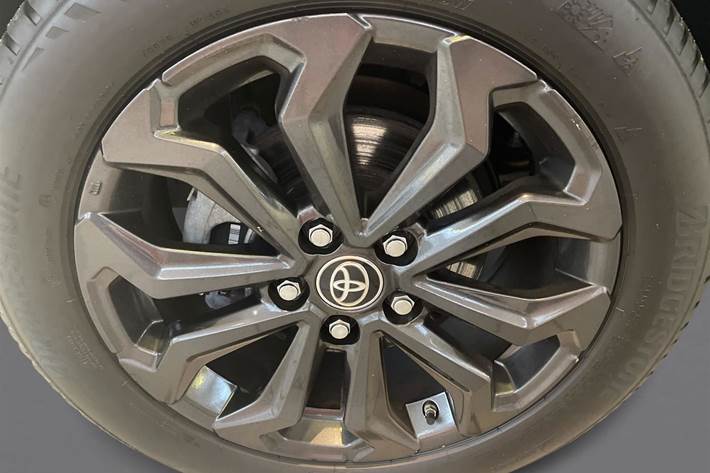 Sølv Toyota Yaris Cross fra 2022