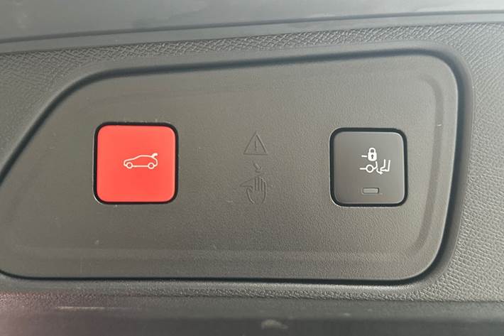 Grå Peugeot 3008 fra 2020