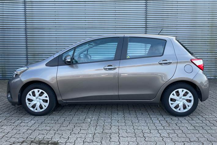 Bronze Toyota Yaris fra 2017