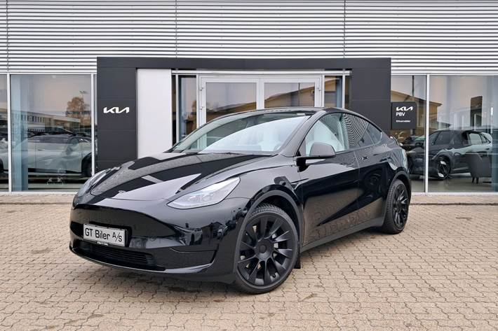 Sort Tesla Model Y fra 2023 set udefra