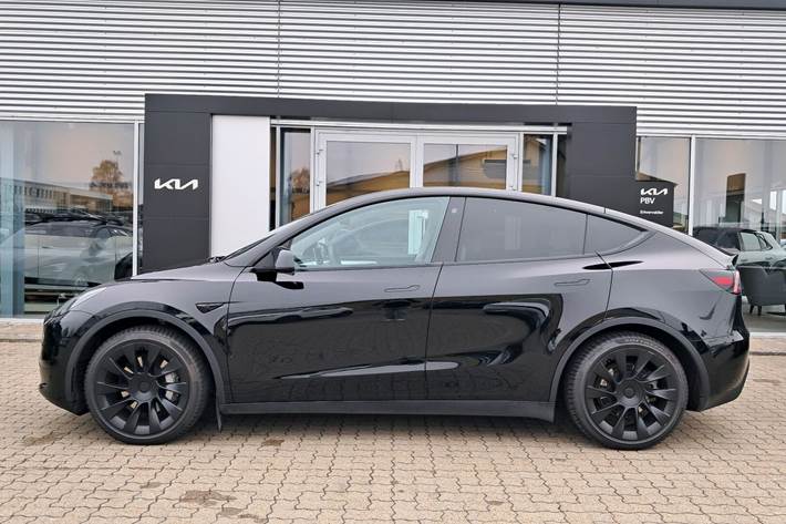 Sort Tesla Model Y fra 2023
