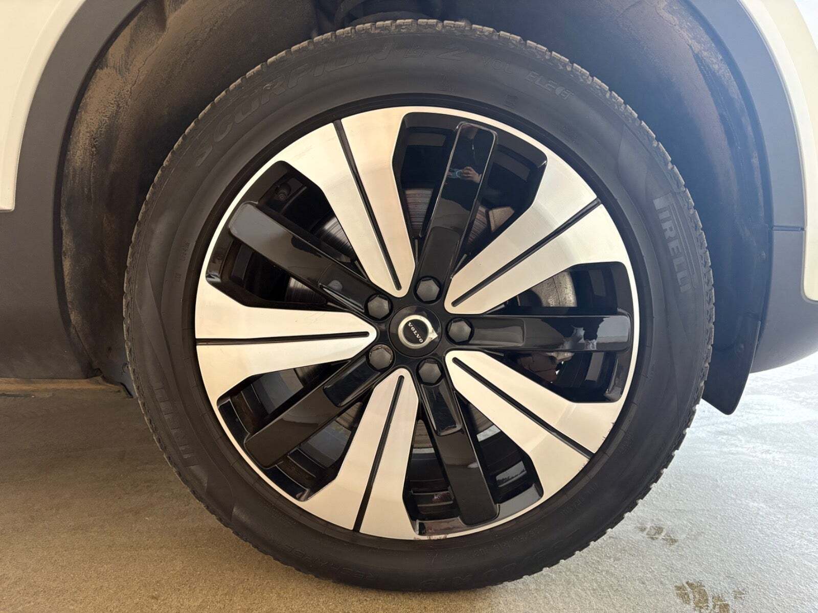 Hvid Volvo XC40 fra 2023