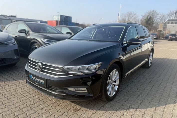 Sort VW Passat fra 2020 set udefra