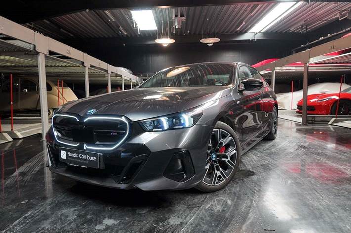 Grå BMW i5 fra 2024