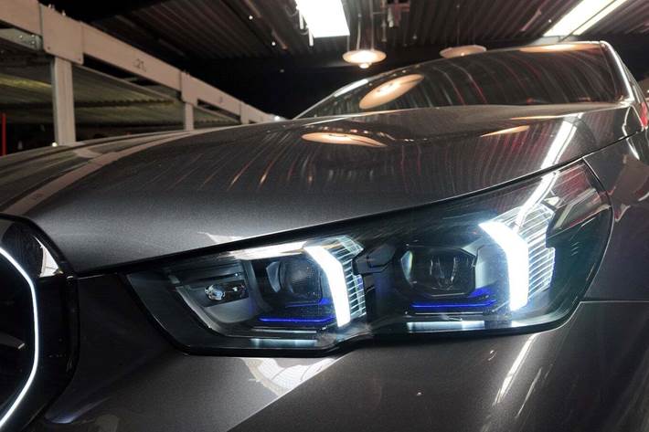 Grå BMW i5 fra 2024