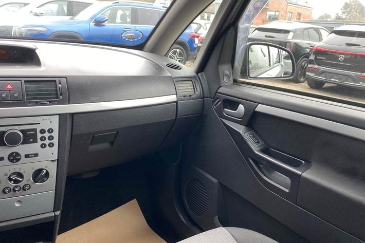 Blå Opel Meriva fra 2005