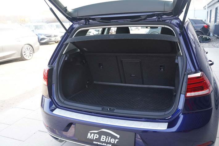 Blå VW Golf VII fra 2017