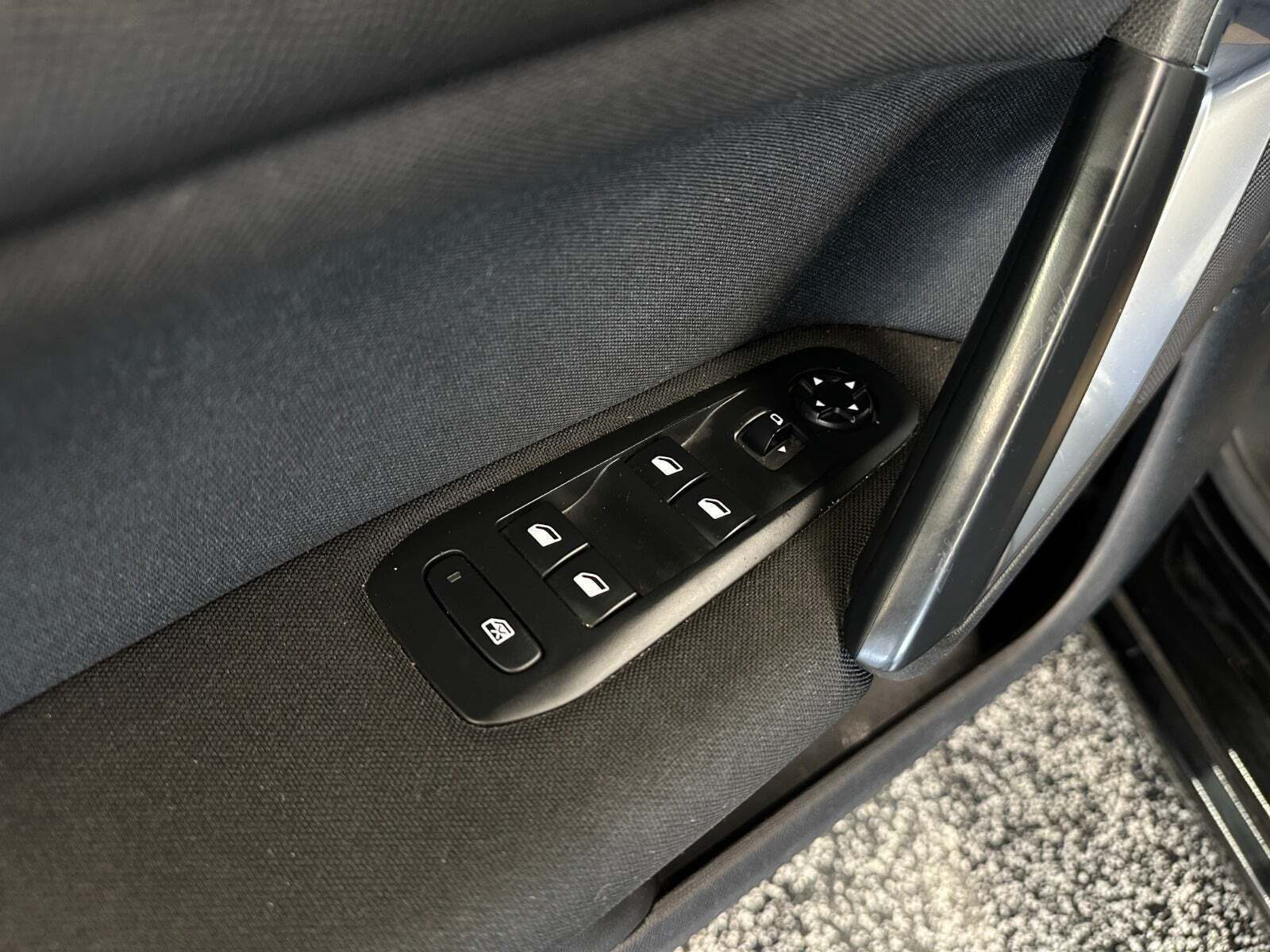 Sort Peugeot 308 fra 2015