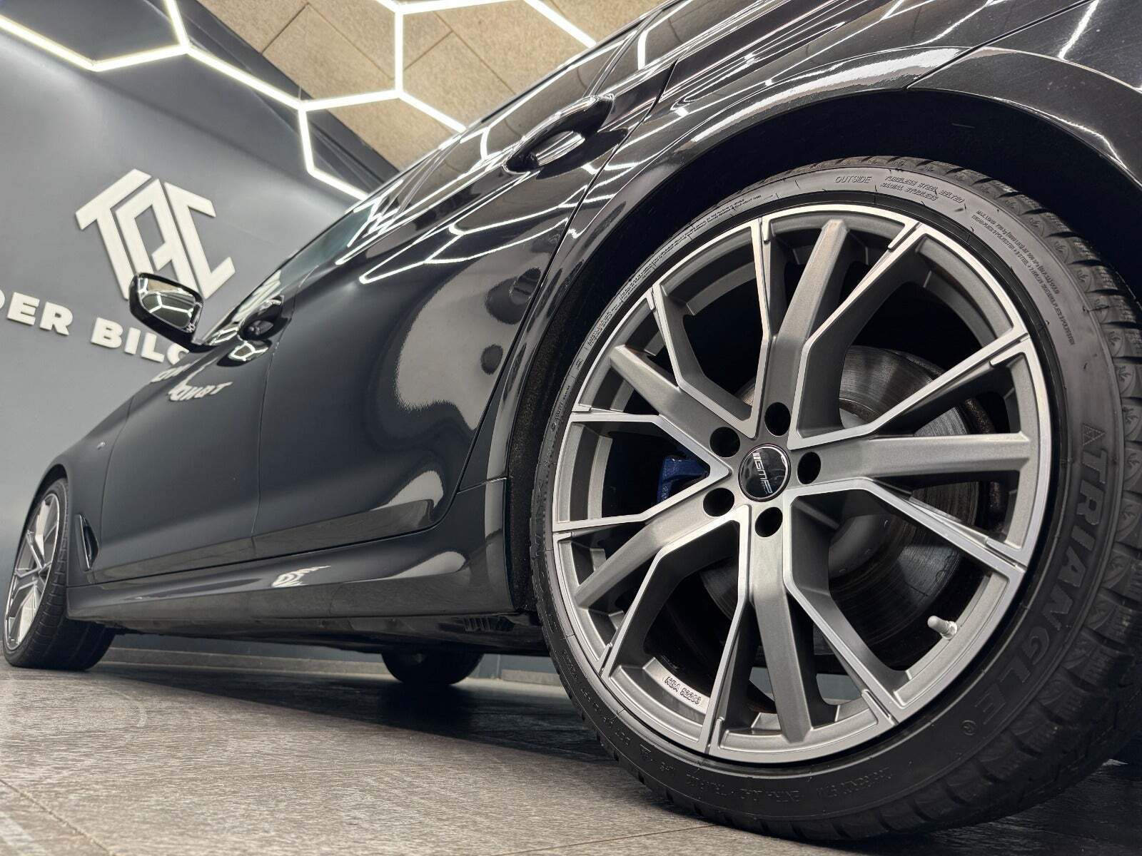 Sort BMW 540i fra 2018