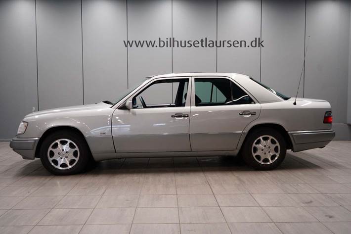 Sølv Mercedes E280 fra 1993