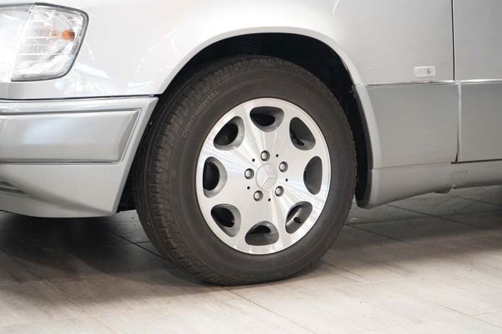 Sølv Mercedes E280 fra 1993