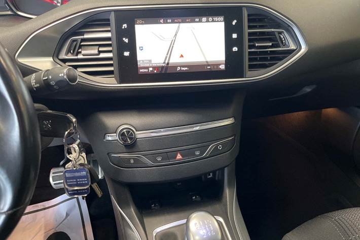 Grå Peugeot 308 fra 2020