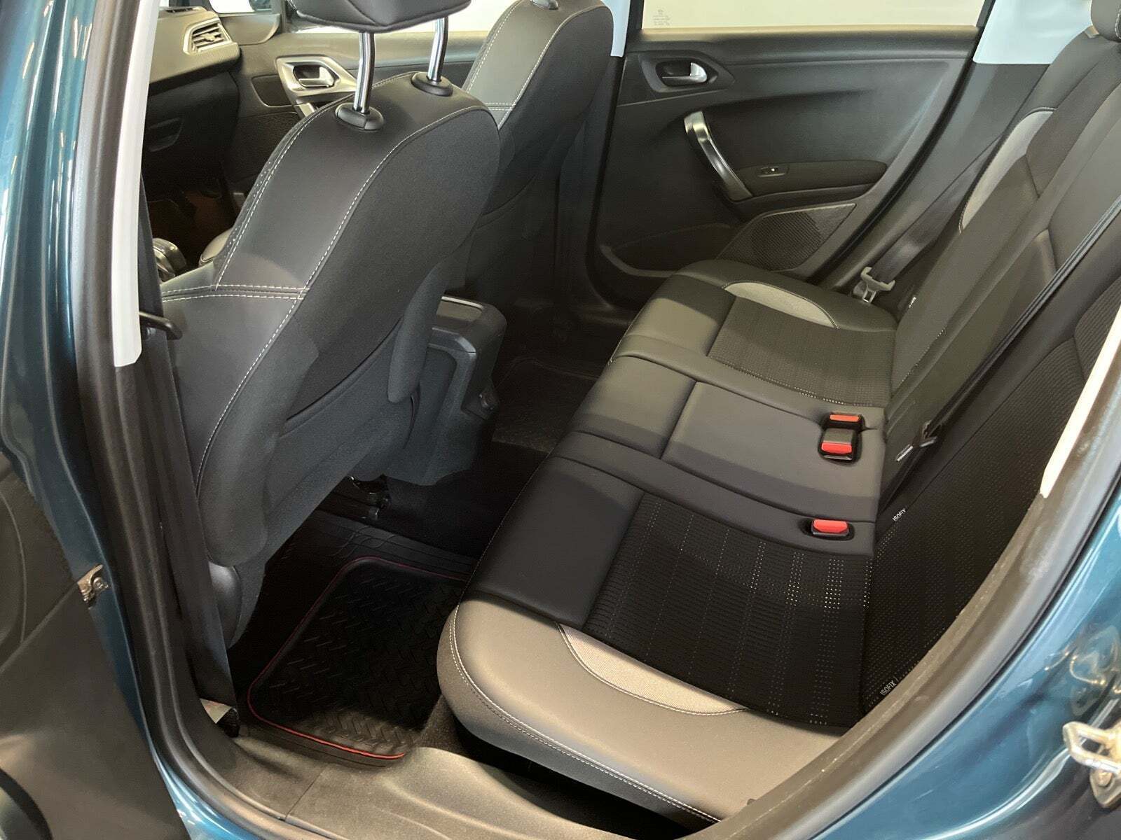 Peugeot 2008 1,2 e-THP 110 Allure Sky