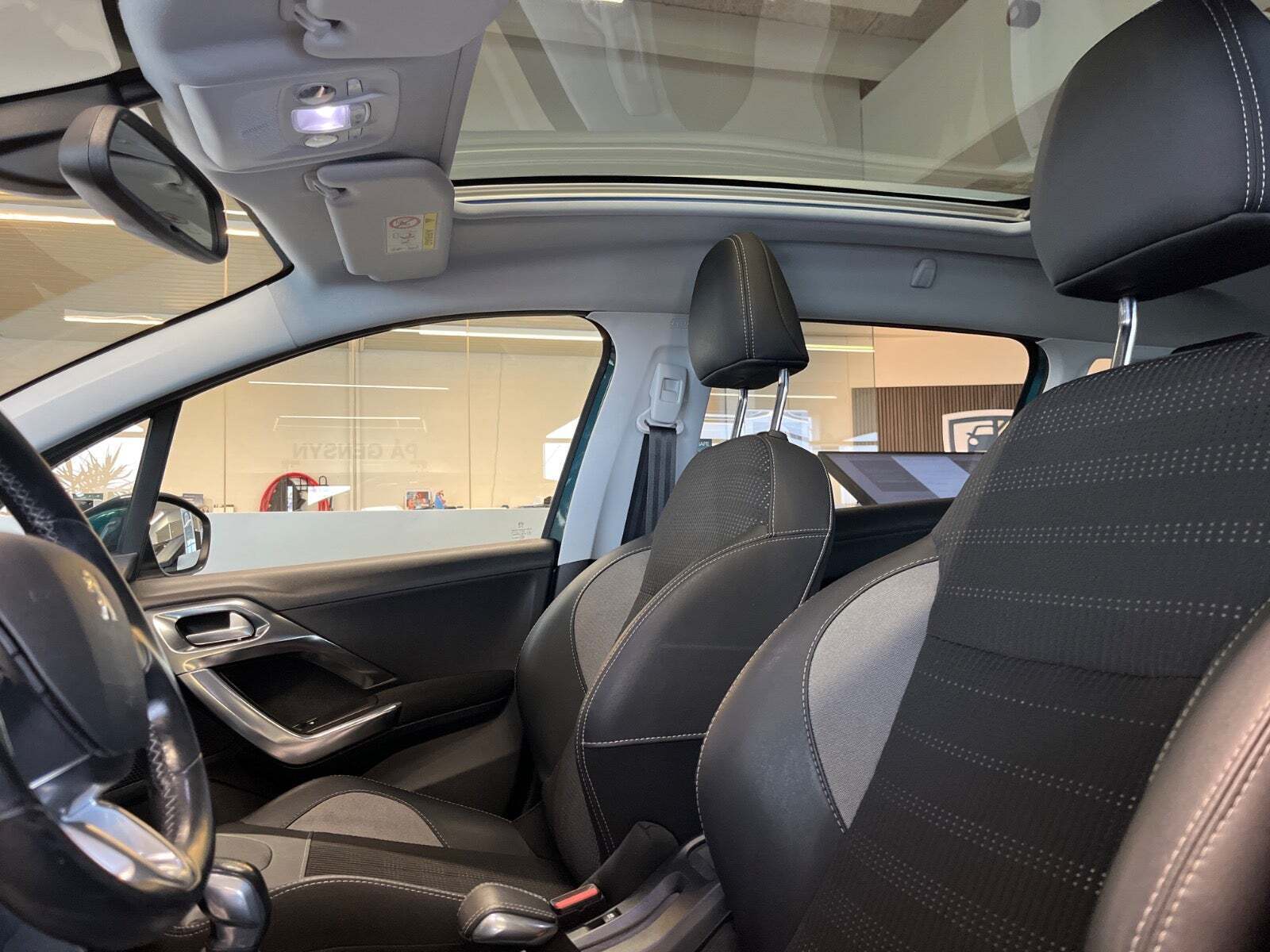 Grøn Peugeot 2008 fra 2017