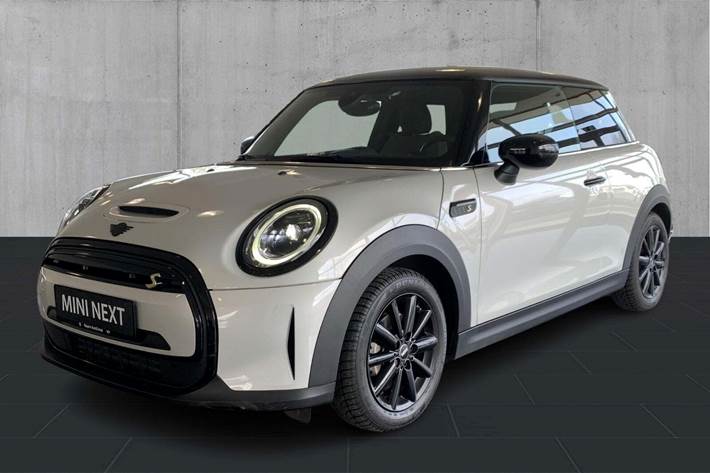 Sølv Mini Cooper SE fra 2022 set udefra