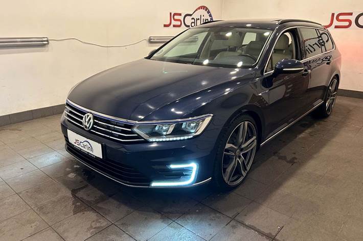 Blå VW Passat fra 2016