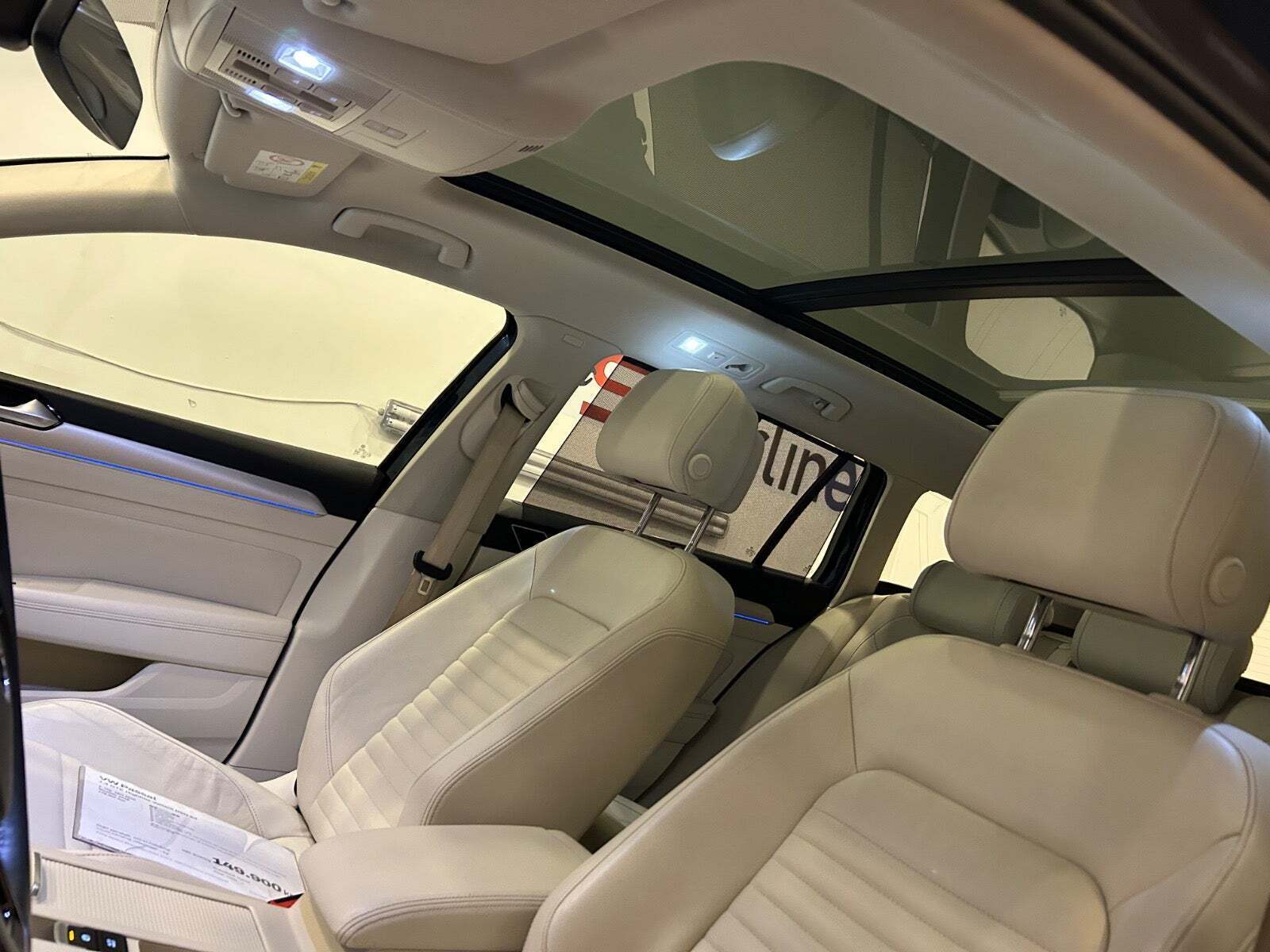 Blå VW Passat fra 2016