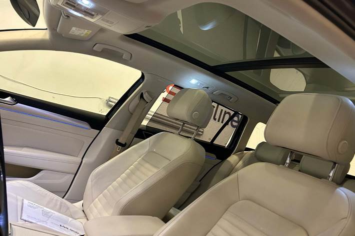 Blå VW Passat fra 2016