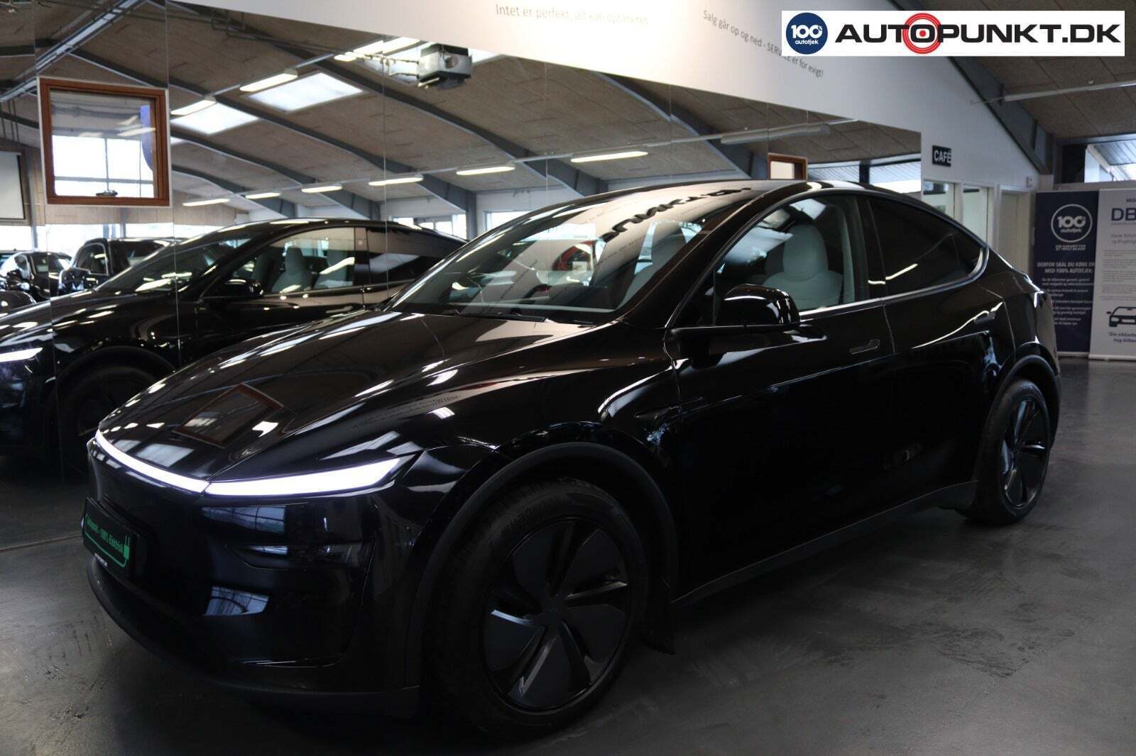 Sort Tesla Model Y fra 2025