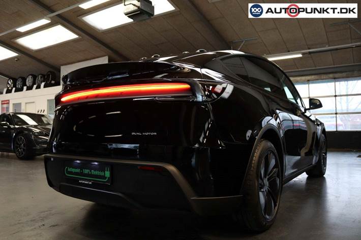 Sort Tesla Model Y fra 2025