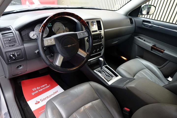 Sølv Chrysler 300C fra 2006 set indefra