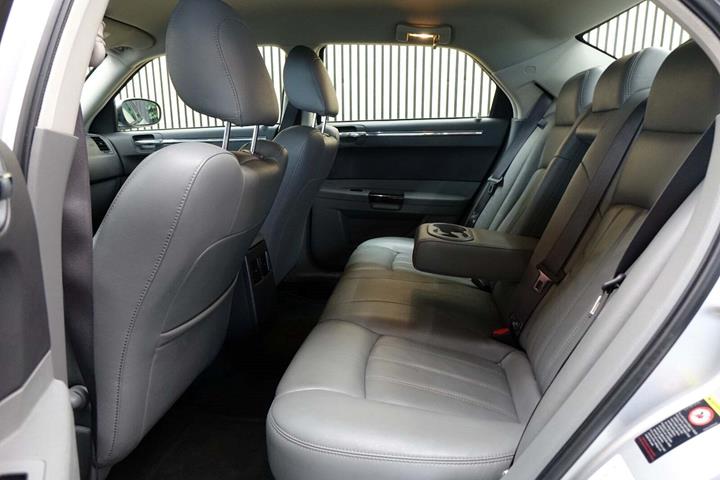 Sølv Chrysler 300C fra 2006 set indefra