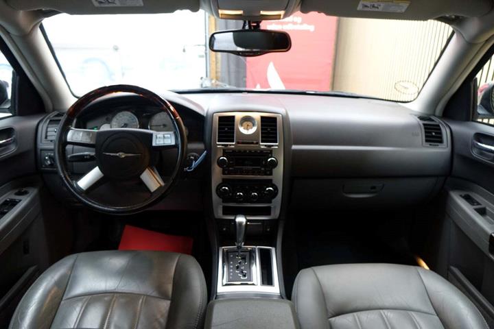 Sølv Chrysler 300C fra 2006 set indefra