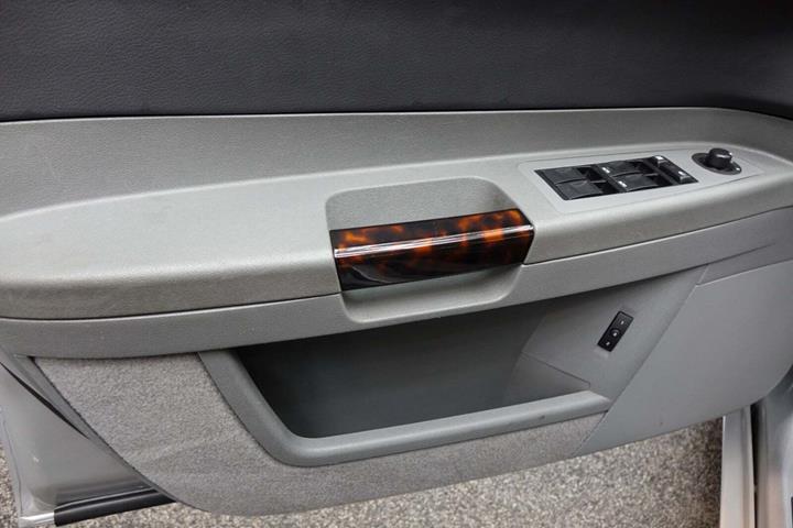 Sølv Chrysler 300C fra 2006 set indefra