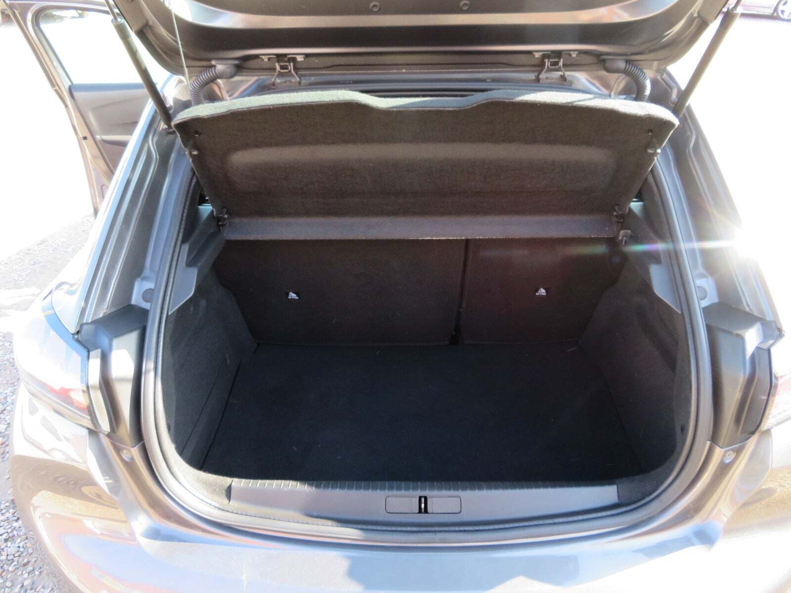 Grå Peugeot 208 fra 2020