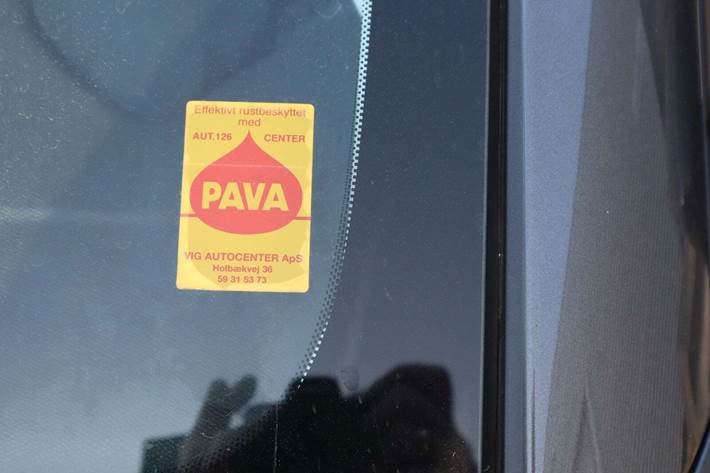 Grå Peugeot 208 fra 2023