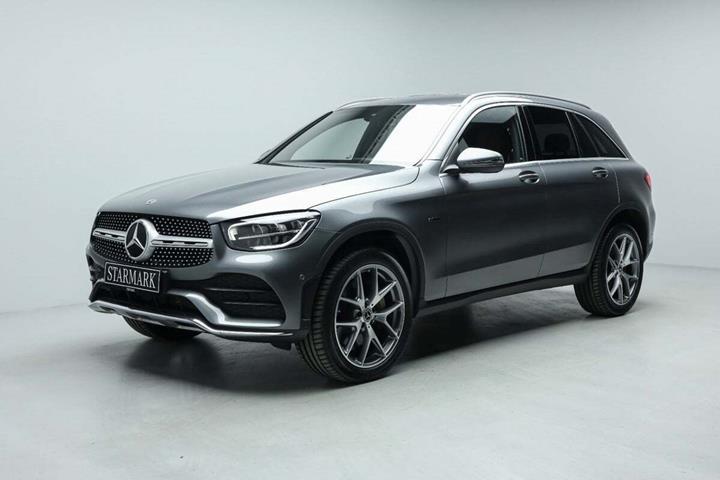 Grå Mercedes GLC300 de fra 2022 set udefra