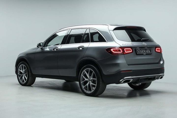 Grå Mercedes GLC300 de fra 2022