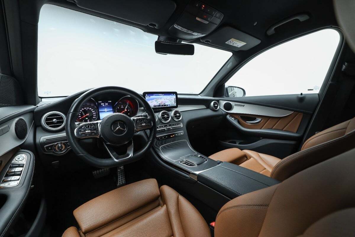 Grå Mercedes GLC300 de fra 2022