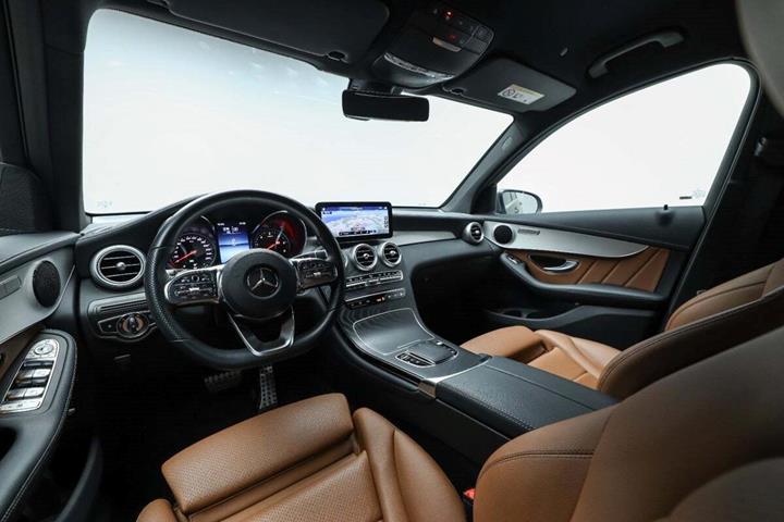 Grå Mercedes GLC300 de fra 2022