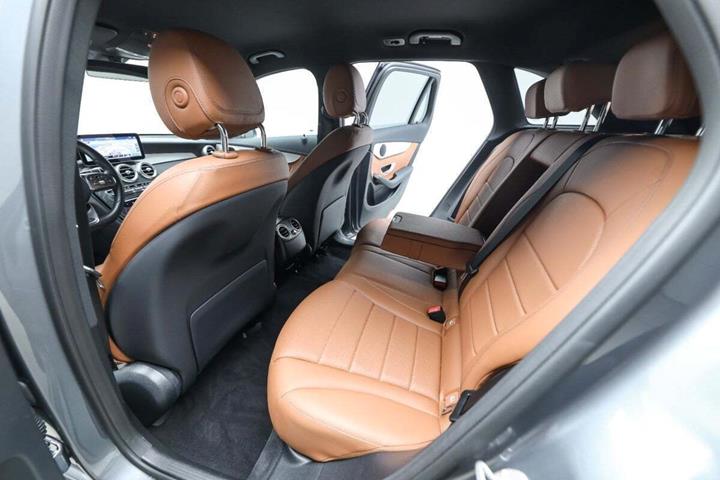 Grå Mercedes GLC300 de fra 2022