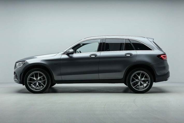 Grå Mercedes GLC300 de fra 2022