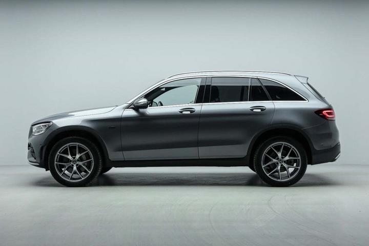 Grå Mercedes GLC300 de fra 2022